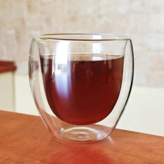 Copo com café servido
